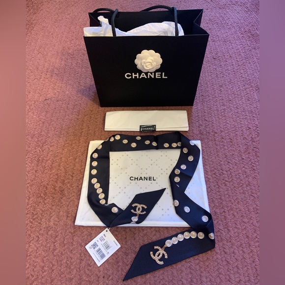 NWT! CHANEL 22! 100% Silk Pearl CC Slim Bandeau Scarf in Dark Navy. - Picture 3 of 6